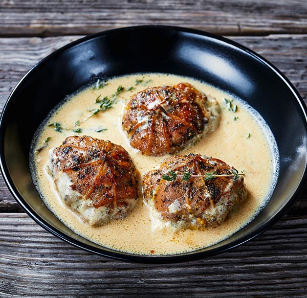 Filet de volaille en ballotine farci d’une fine mousseline de morilles, sauce morilles